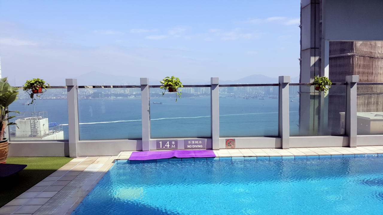 Hotel Pool auf dem Dach des Gebäudes Hotel Jen Hong Kong