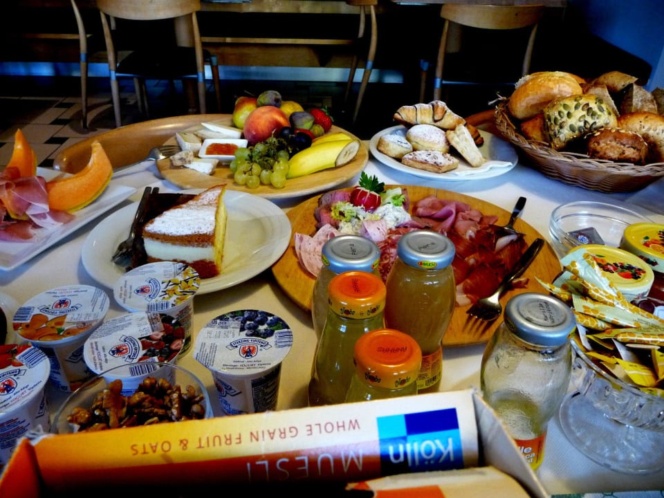 Das übliche Frühstück für zwei in der Unterkunft. Viel Nois Guest House