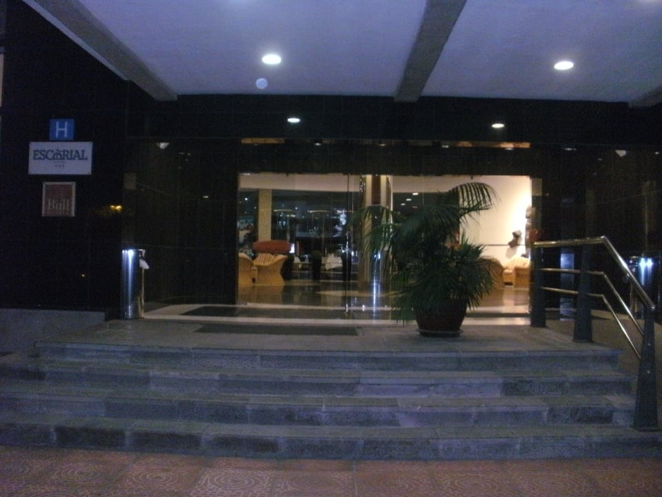 Eingang zum Hotel am Abend Bull Escorial & Spa