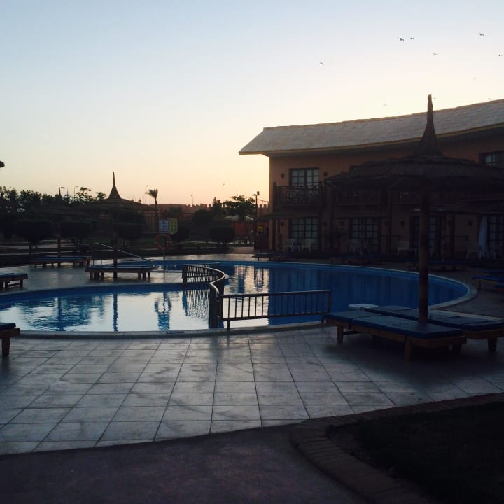 Pool am Abend eines 5000er Bereichs Pickalbatros Jungle Aqua Park Resort - Neverland Hurghada