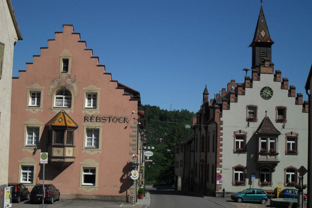 Links das Hotel, rechts das Rathaus Hotel Landgasthof Rebstock