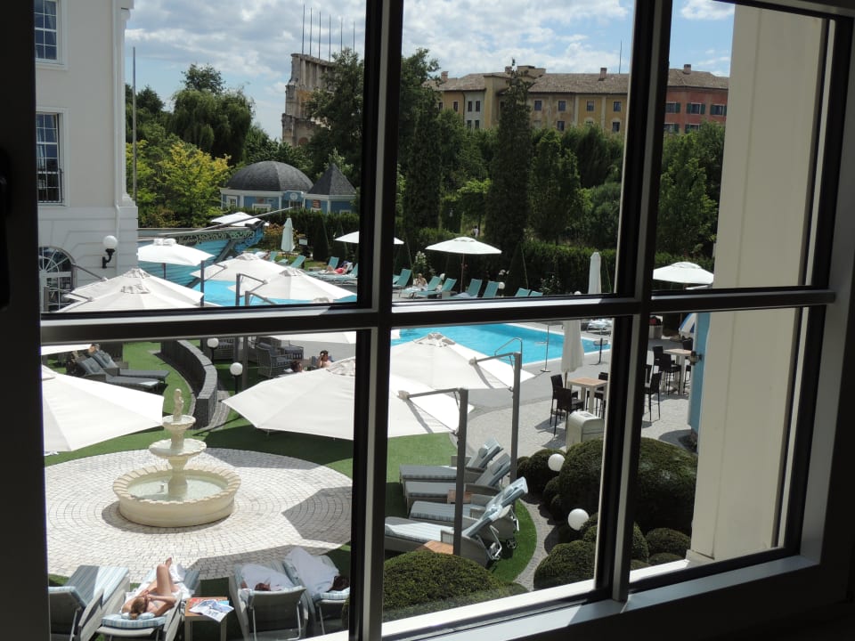 Blick auf den Pool Hotel Bell Rock Europa-Park