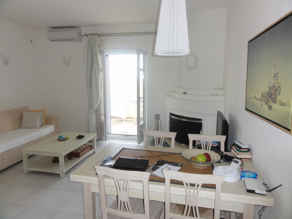 Wohnraum mit Kamin Hotel Naxian Collection