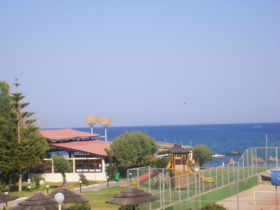 Blick auf Gartenanlage und Meer  Olympos Beach Hotel