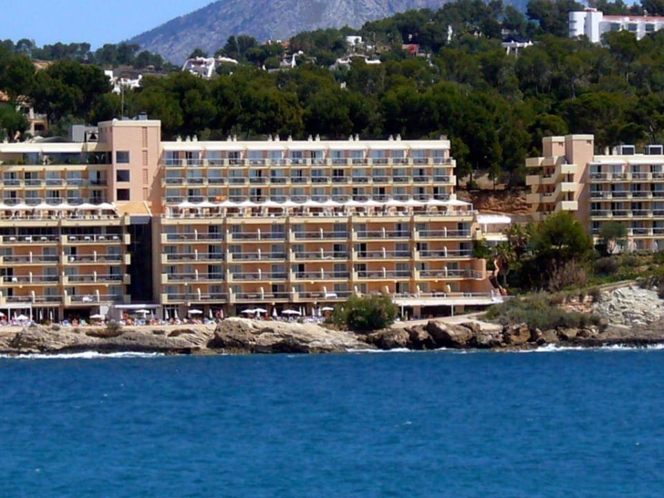 Hotelansicht von der gegenüberliegenden Buchtseite Iberostar Selection Jardín del Sol Suites