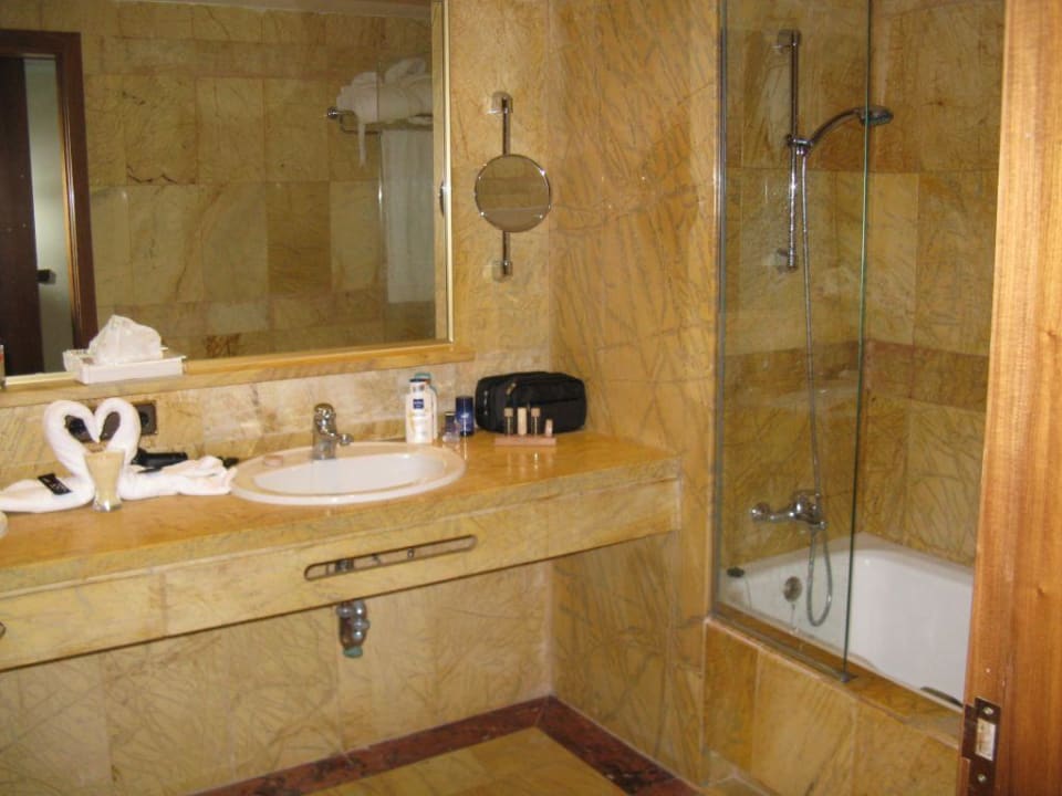 Bad mit Wanne und Dusche Hotel Serrano Palace