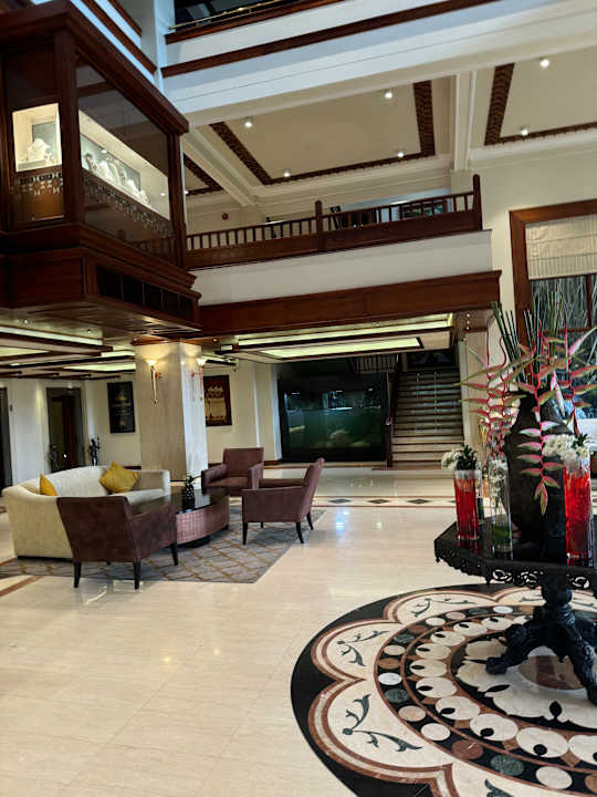 Lobby Earl's Regency Hotel