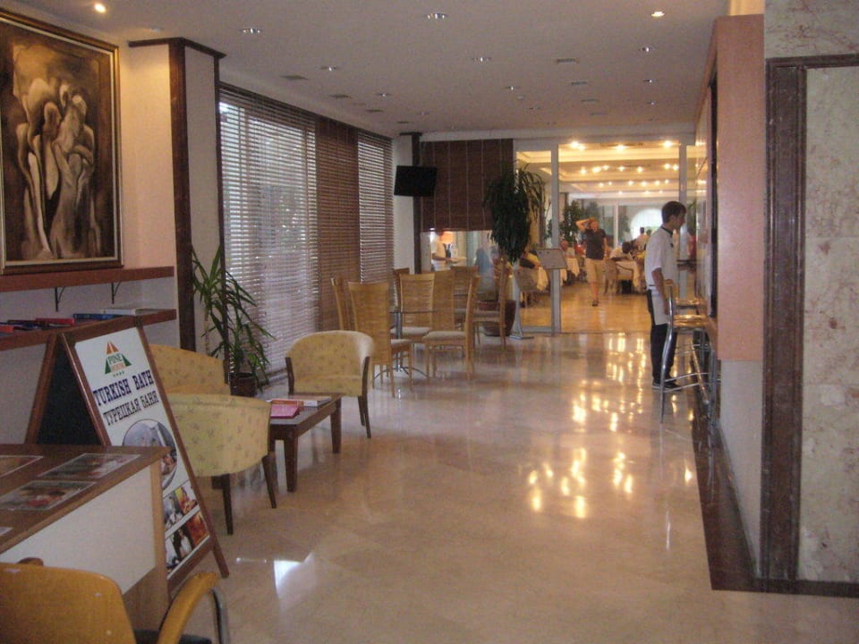 Lobby mit Blick in den Speisesaal Pine House by Werde Hotels