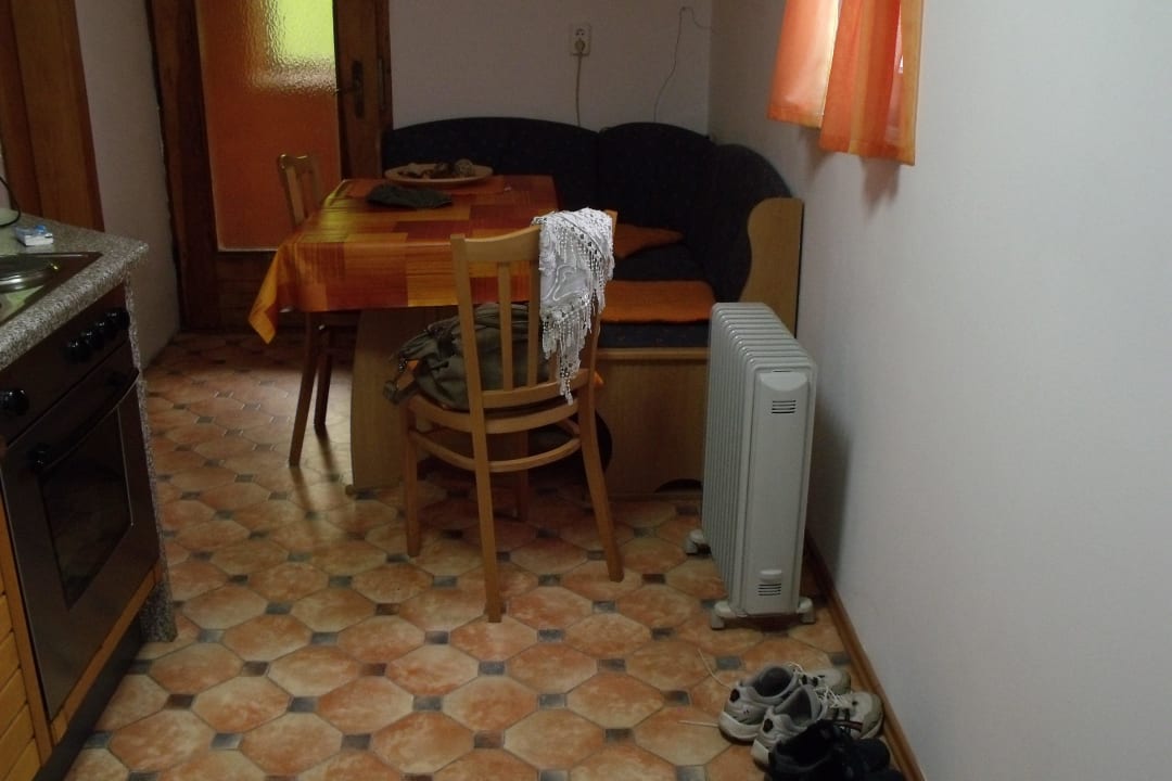 Die etwas ungemütliche Küche mit kleinem Fenster Ferienhaus Lahnblick