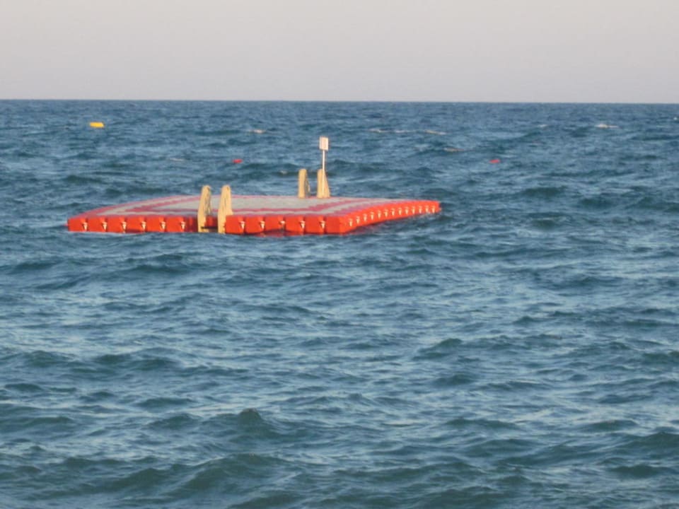 Große Schwimminsel im Meer Papillon Belvil