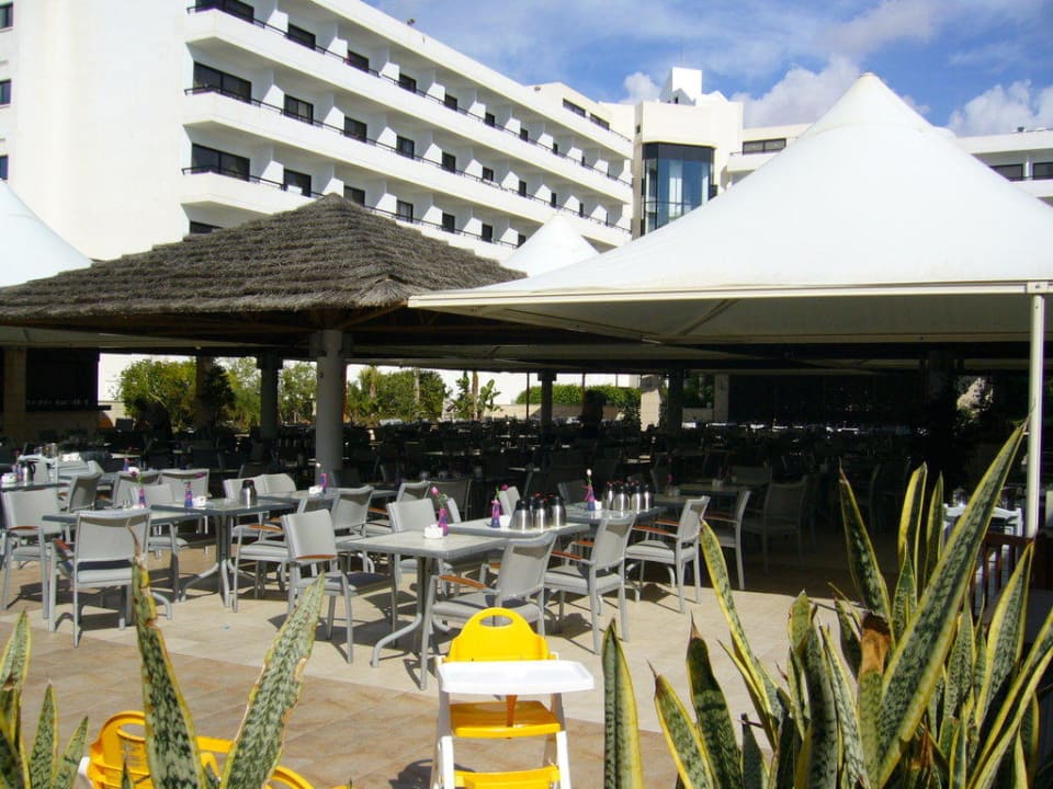 Frühstück auf der Terrasse (Innenhof) Adams Beach Hotel