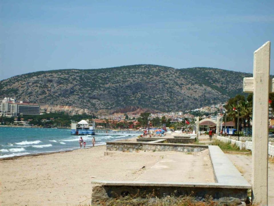 Strand mit Blick auf die Hotelanlage Ephesia Holiday Beach Club