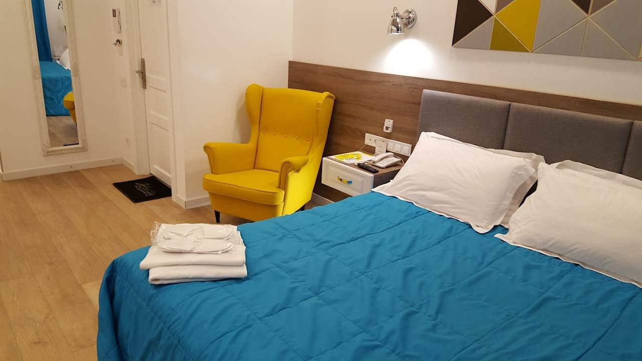 Eingangsbereich mit Spiegel und Video-Überwachung Partner Guest House Baseina Street