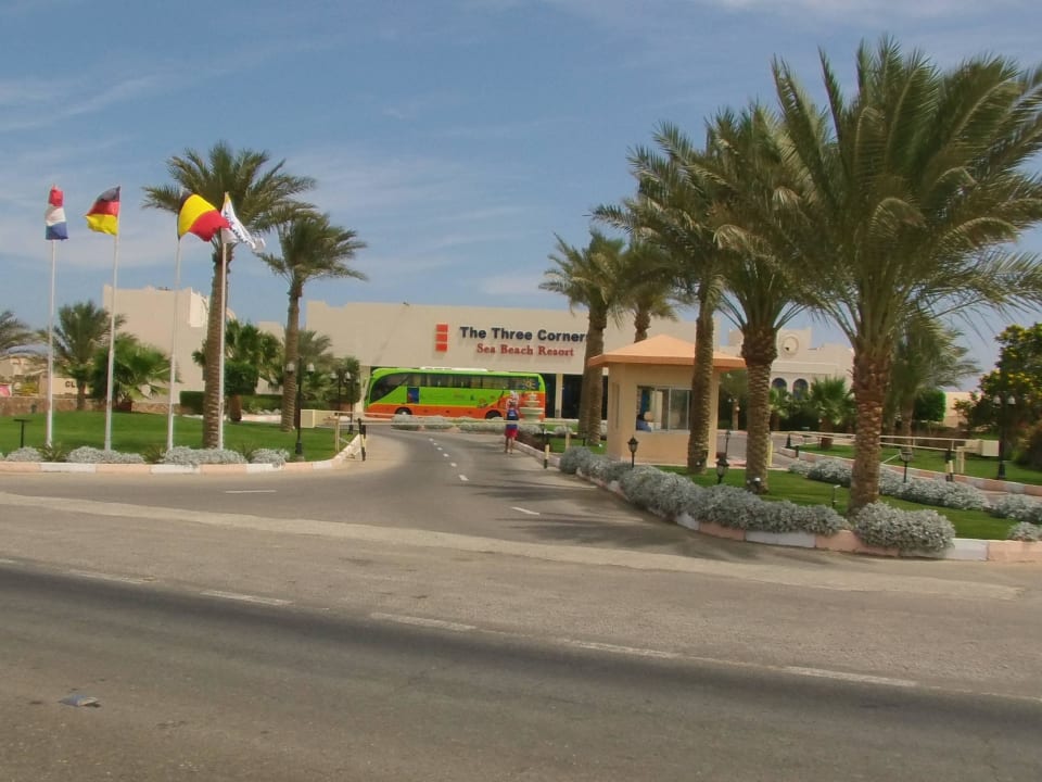Blick zum Hotel-Eingang Three Corners Sea Beach Resort