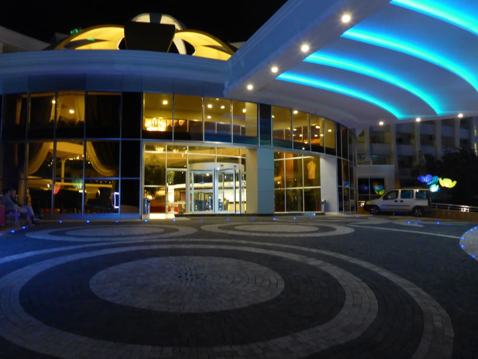 Eingang bei Nacht Side Alegria Hotel & Spa - Adults only +16