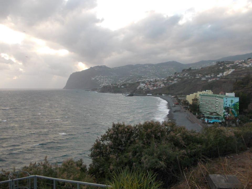 Blick auf den Kiesstrand Hotel Golden Residence