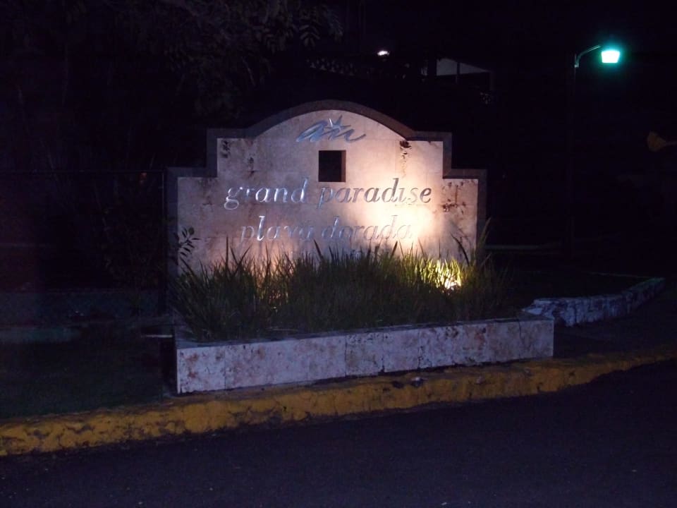 Von der Straße vorm Hotel Grand Paradise Playa Dorada