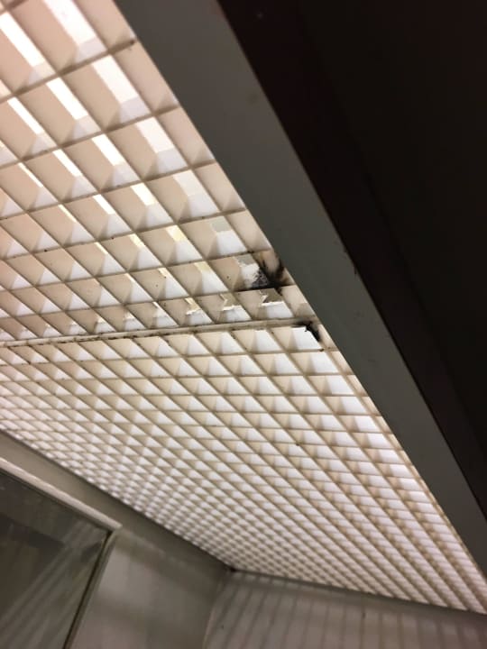 Schimmel an der Badlampe Hotel Grand Pacific