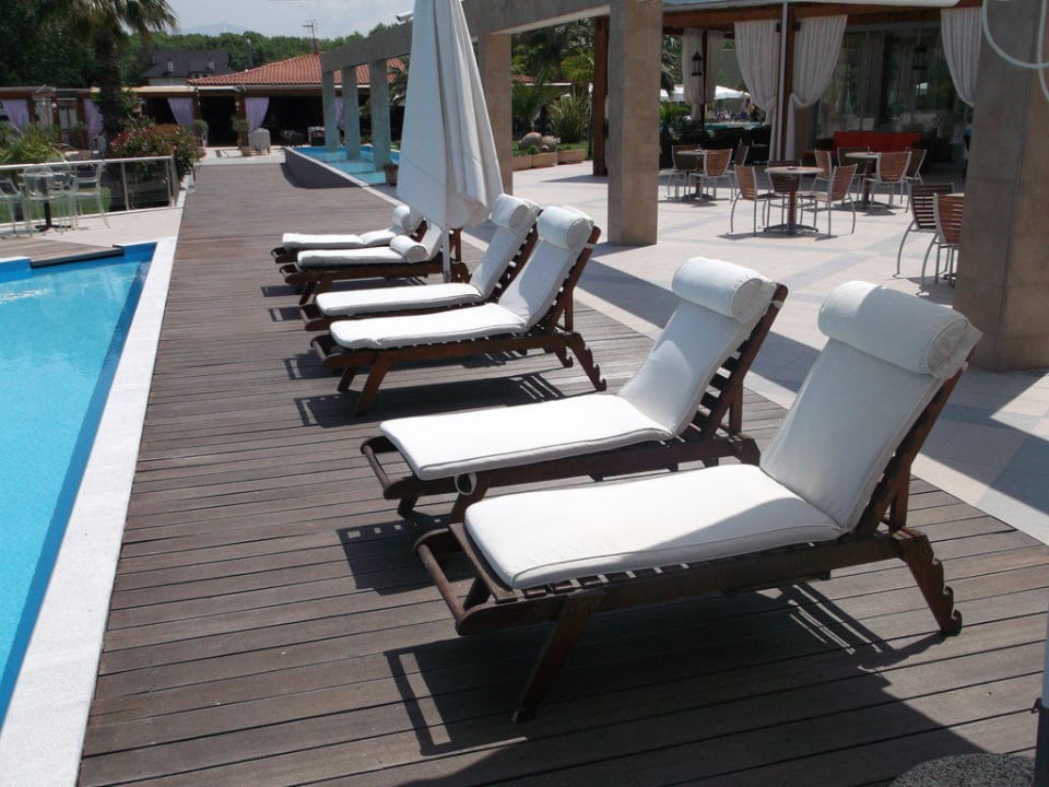 Schöne Holzliegen alltoura Club Hotel Poseidon Palace