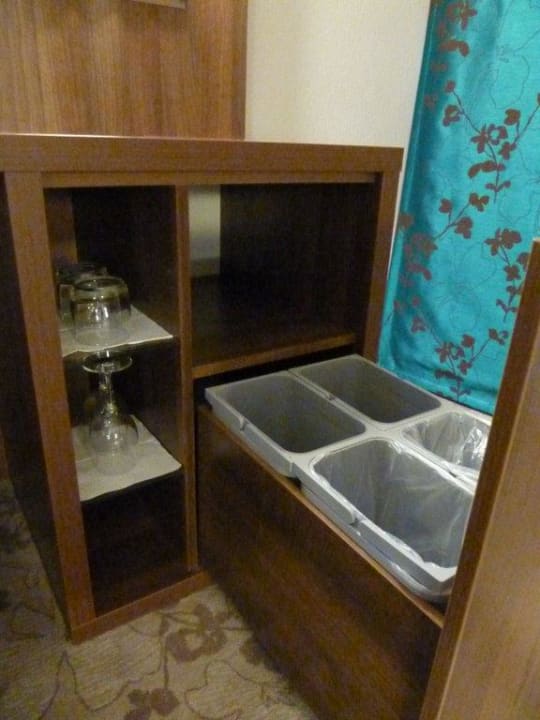 Mülleimer und Glasregal Hotel Wellamarin