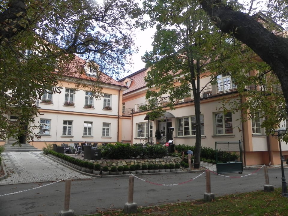 Haupt- und rechtes Nebenhaus mit Restaurant Hotel Castle Residence Praha