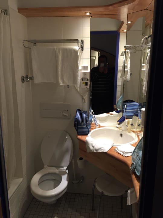 Bad ein Quadratmeter groß plus Duschwanne Fini-Resort Badenweiler