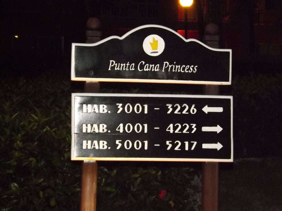 Wegweiser in der Hotelanlage Punta Cana Princess All Suites Resort & Spa