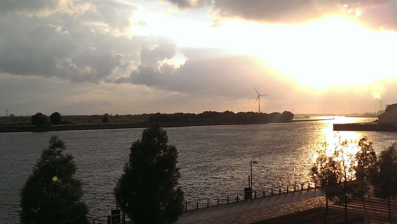 Vom kleinen Balkon INNSIDE by Meliá Bremen