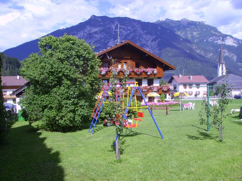 Blick von der Liegewiese auf den Urschnerhof Zimmer & Apartments Urschnerhof