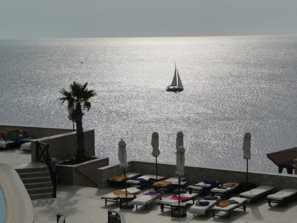 Teil der Poolanlage mit Meerblick Hotel Kalithea Horizon Royal