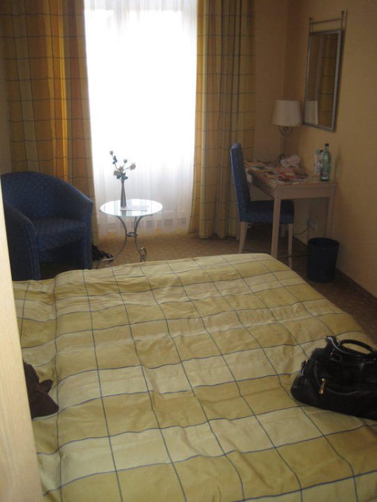 Zimmer und kleiner Schreibtisch Parkhotel Bad Schandau