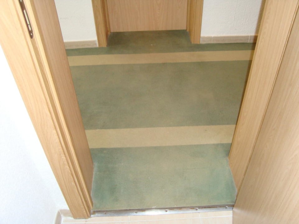 Schmutziger, verfleckter Hotelgang vor den Zimmern Valentin Somni Hotel & Suites