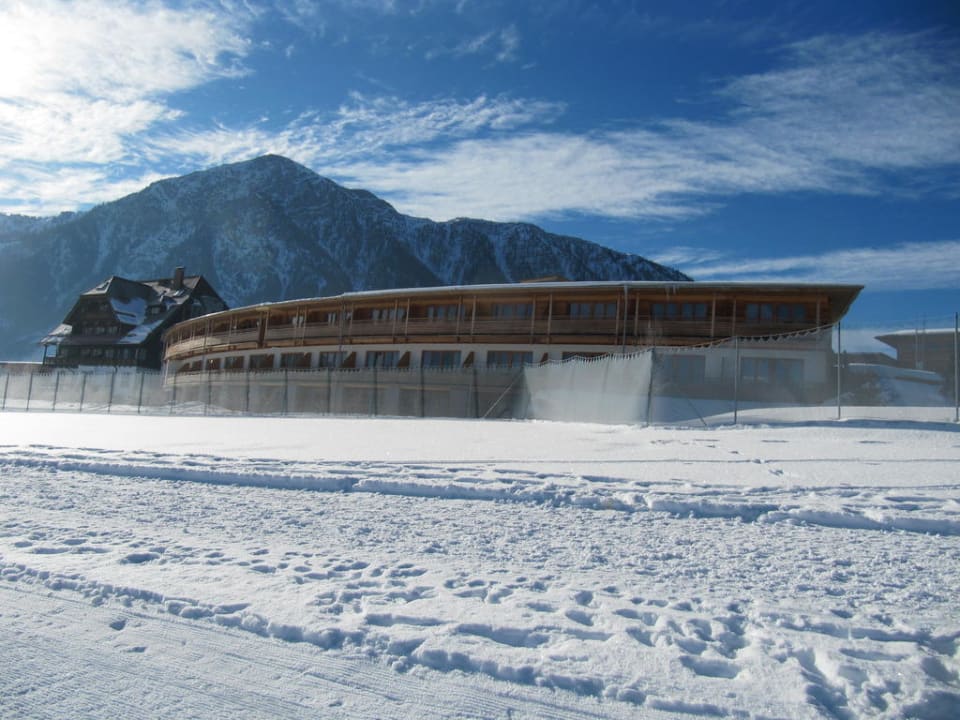 Hotel mit Langlaufoipe davor Die Wasnerin