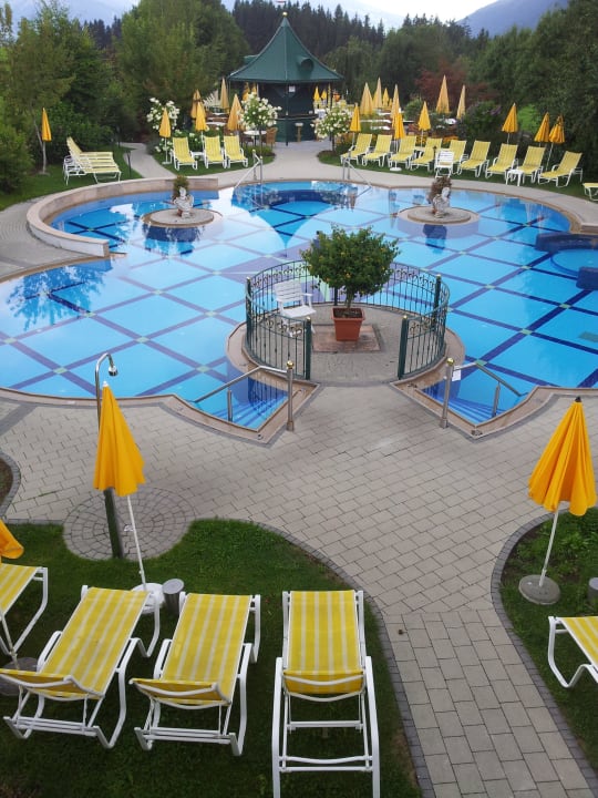 Ein Außenpool von drei  Wohlfühlresort Peternhof