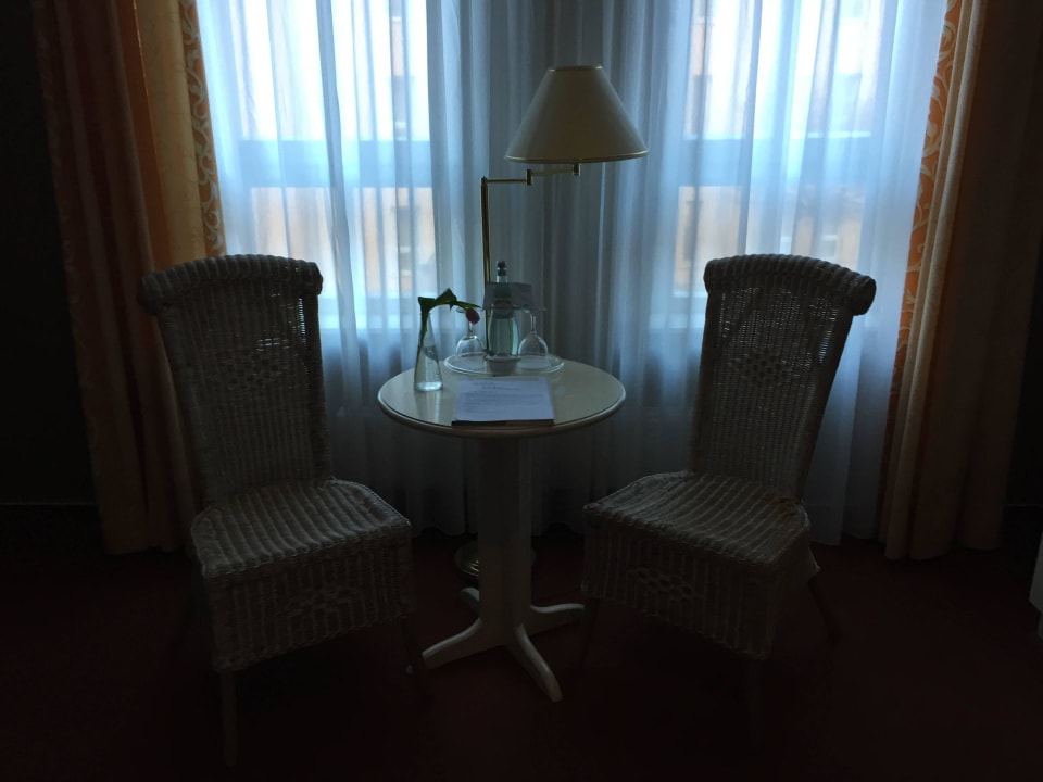 Sitzecke und Tisch mit Begrüßungsgeschenk Hotel Wyndham Garden Quedlinburg Stadtschloss