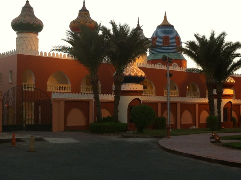 Außen vor dem Haupteingang Pickalbatros Alf Leila Wa Leila Resort - Neverland Hurghada
