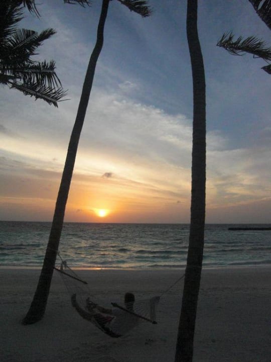 Romantischer Sonnenuntergang in der Hängematte Veligandu Maldives Resort Island