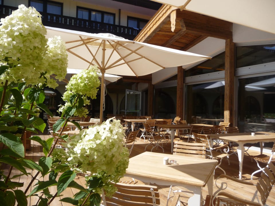 Terrasse vom neuen Restaurant "Weißer Hirsch" Das Achental Resort
