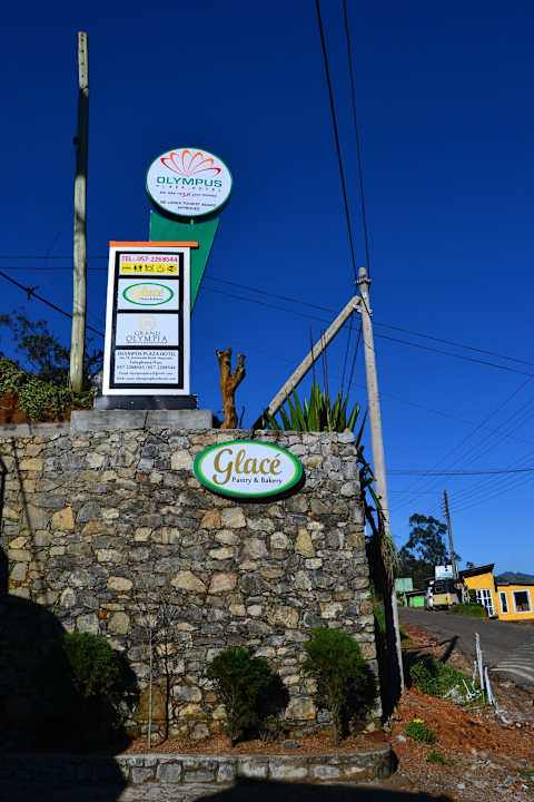 Hotelwerbung an der Straße Olympus Plaza Hotel