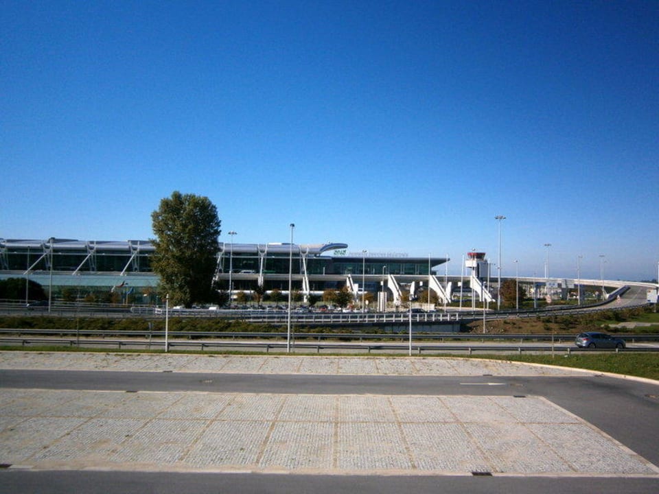 Widok z pokoju na lotnisko. Park Hotel Porto Aeroporto