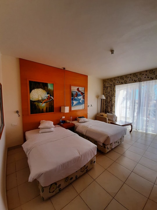 Zimmer Parrotel Beach Resort