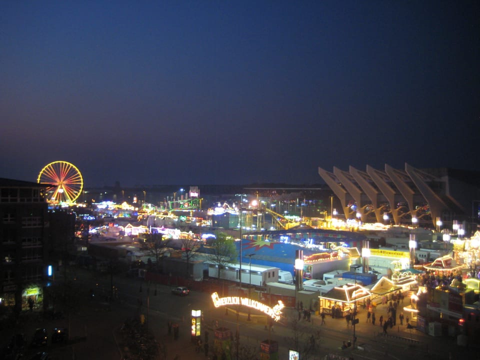 Osterkirmes zur Abendzeit Courtyard by Marriott Bremen