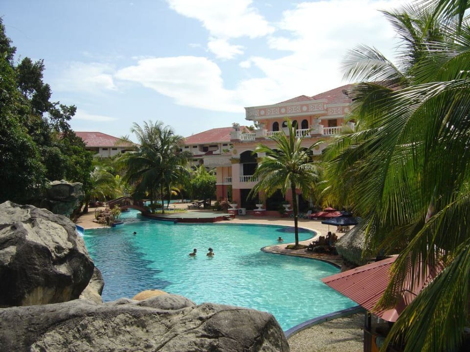 Blick über einen Teil des Pools Hotel Aseana Resort