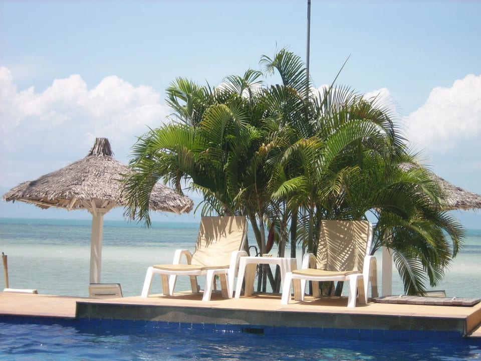 Blick vom Pool zum Meer Milky Bay Resort