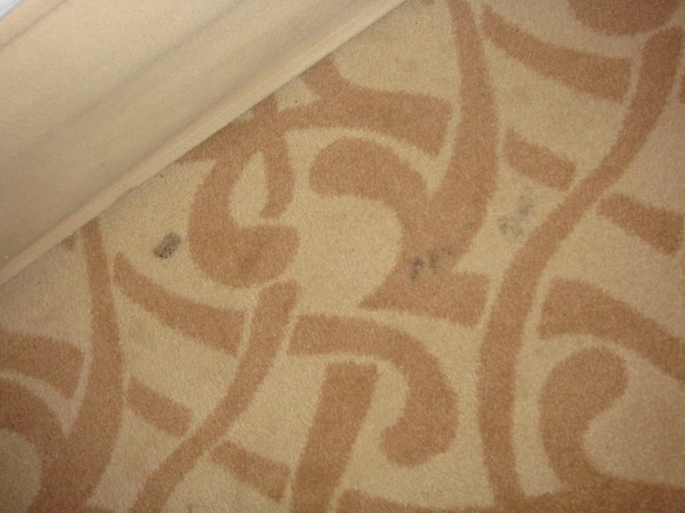 Verschmutzte Teppiche im Zimmer 1211 FUN&SUN Smart Hane Sun Hotel