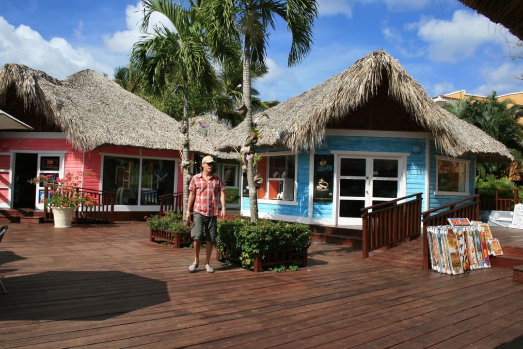 Typische, farbenfrohe Hütten Hotel Viva Dominicus Palace by Wyndham-All Inclusive Resort