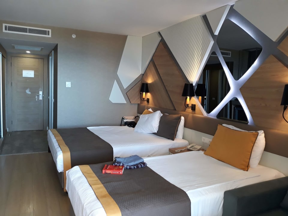 Zimmer Saturn Palace Resort Hotel