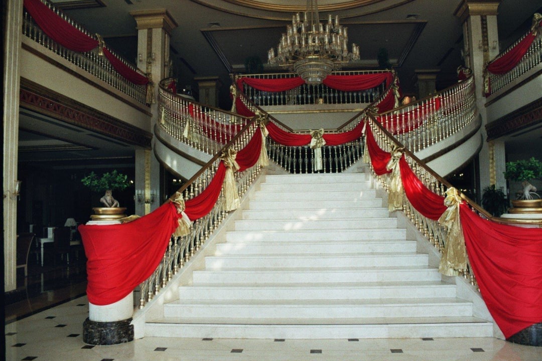 Treppe von der Eingangshalle zum Pool Diamond Excellence Resort & Spa