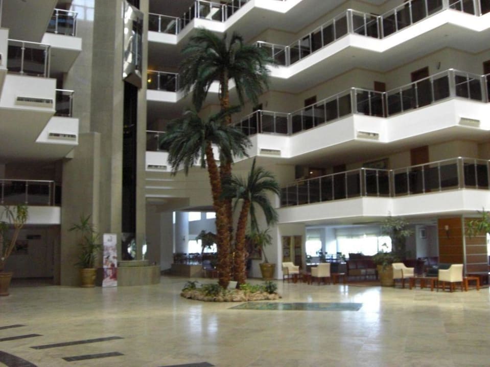 Das Hotel von innen vor der Rezeption  Perre Delta Hotel