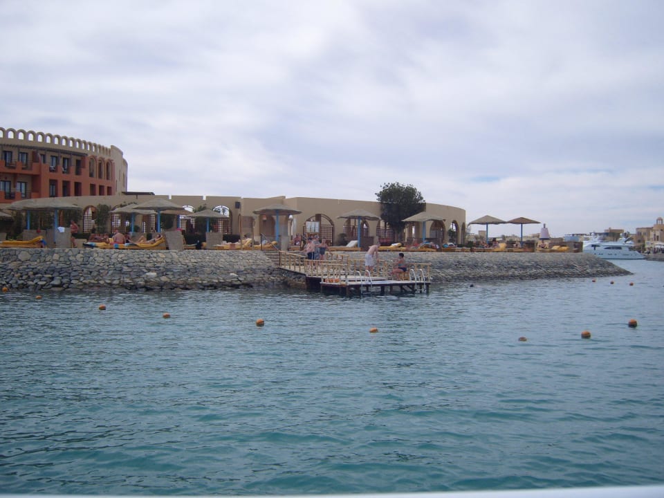 Die Sand-Sonne-Liegenfläche & Einstieg ins Wasser  Hotel Three Corners Ocean View prestige - Adults only